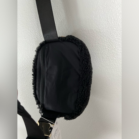 lululemon Everywhere Belt Bag - Fleece - Picture 2 of 6